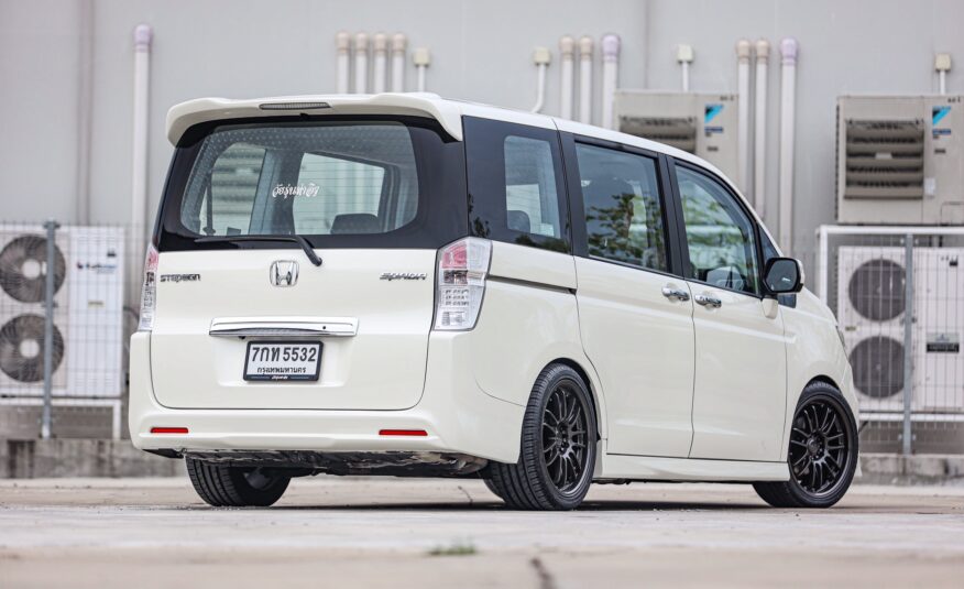 Honda Stepwagon Spada 2.0 PF-รถบ้านมือสอง