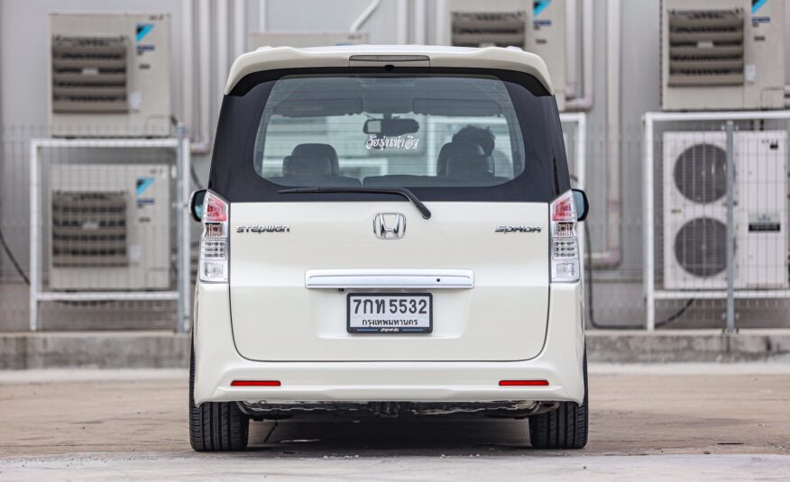 Honda Stepwagon Spada 2.0 PF-รถบ้านมือสอง