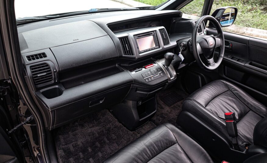 Honda Stepwagon Spada 2.0 PF-รถบ้านมือสอง