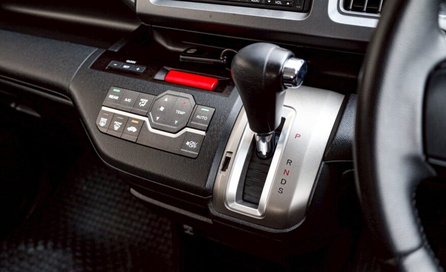 Honda Stepwagon Spada 2.0 PF-รถบ้านมือสอง