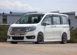 Honda Stepwagon Spada 2.0 EL PF-รถบ้านมือสอง