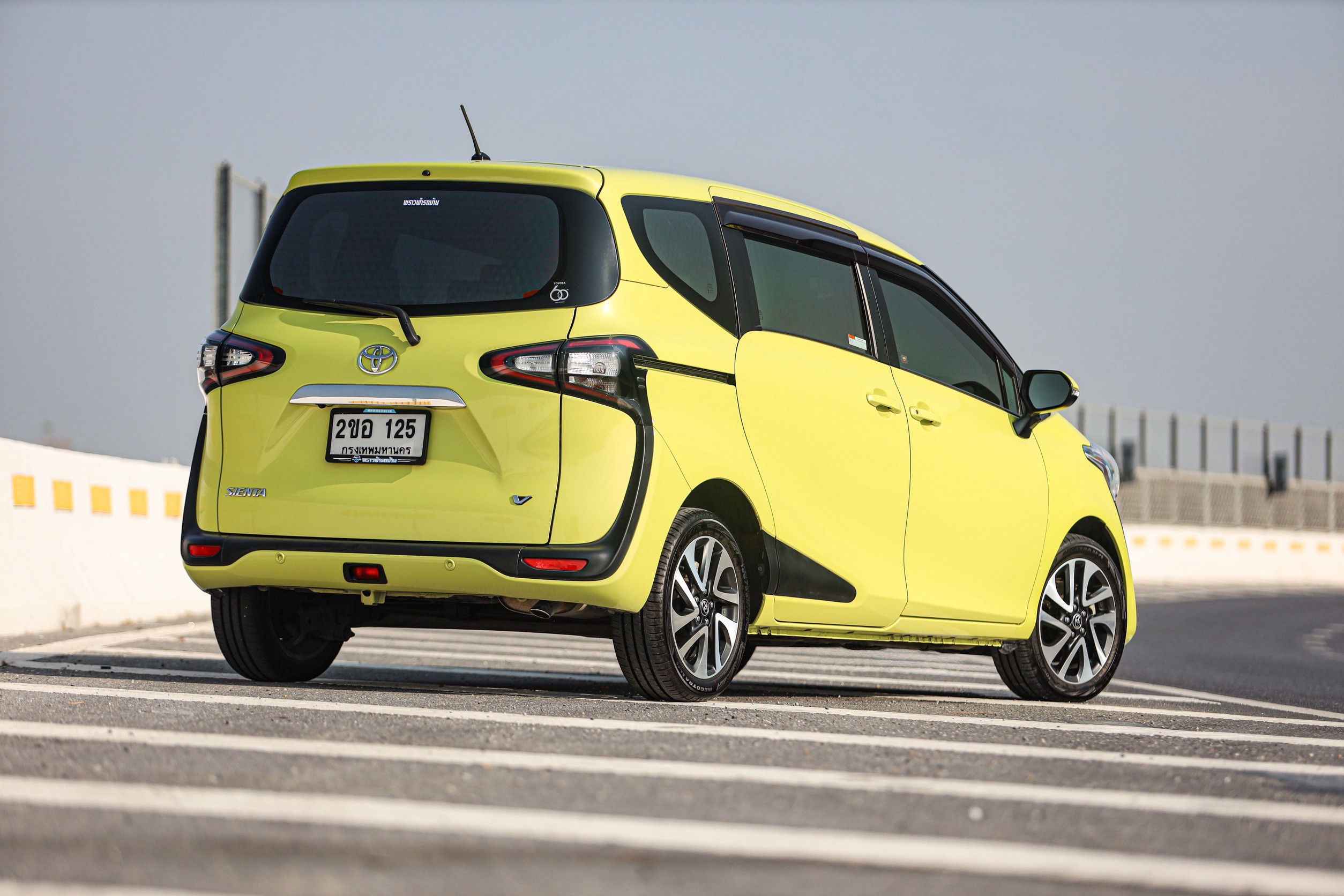 Toyota Sienta 1.5 V PF-รถบ้านมือสอง