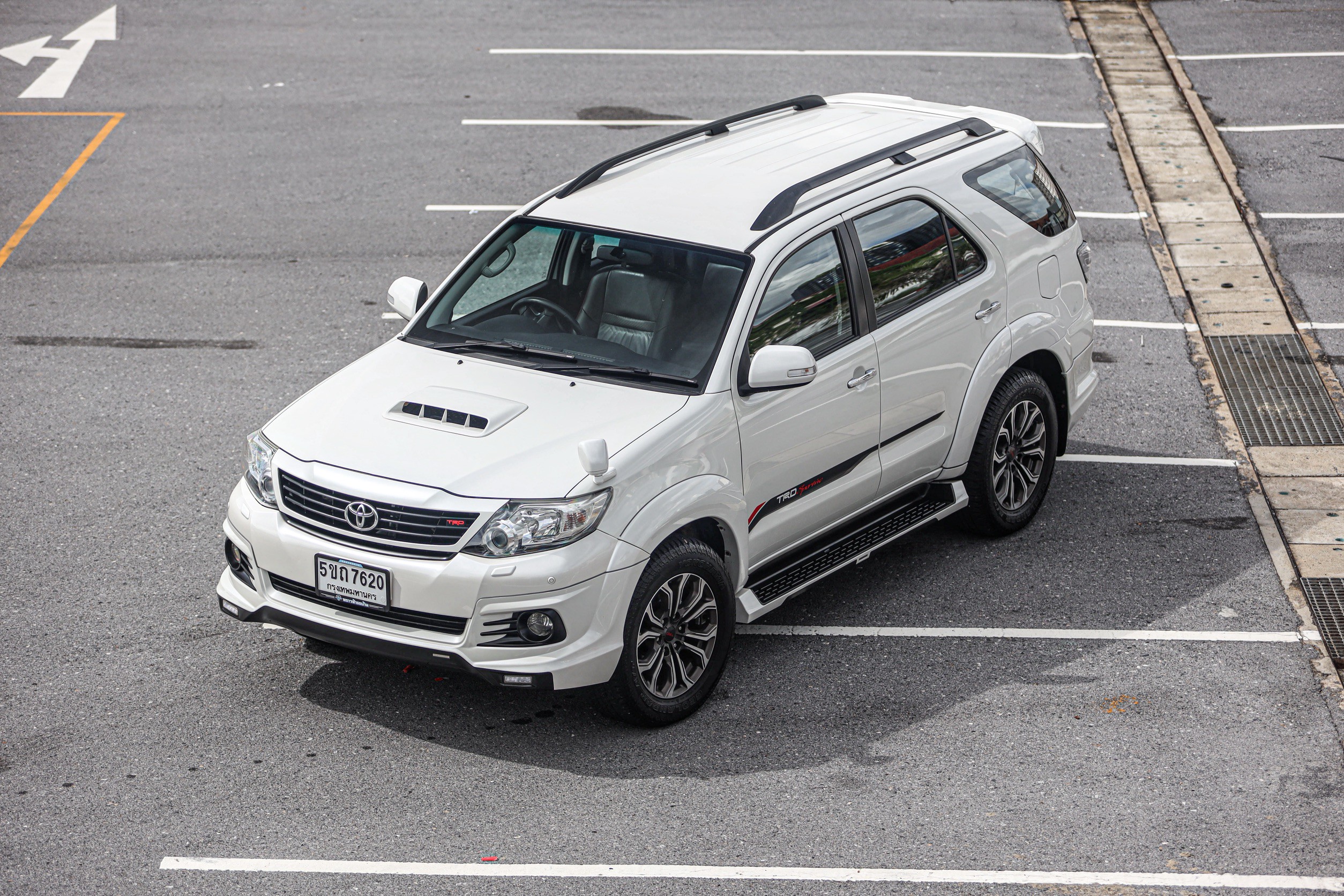 Toyota Fortuner 3.0 4WD TRD PF-รถบ้านมือสอง
