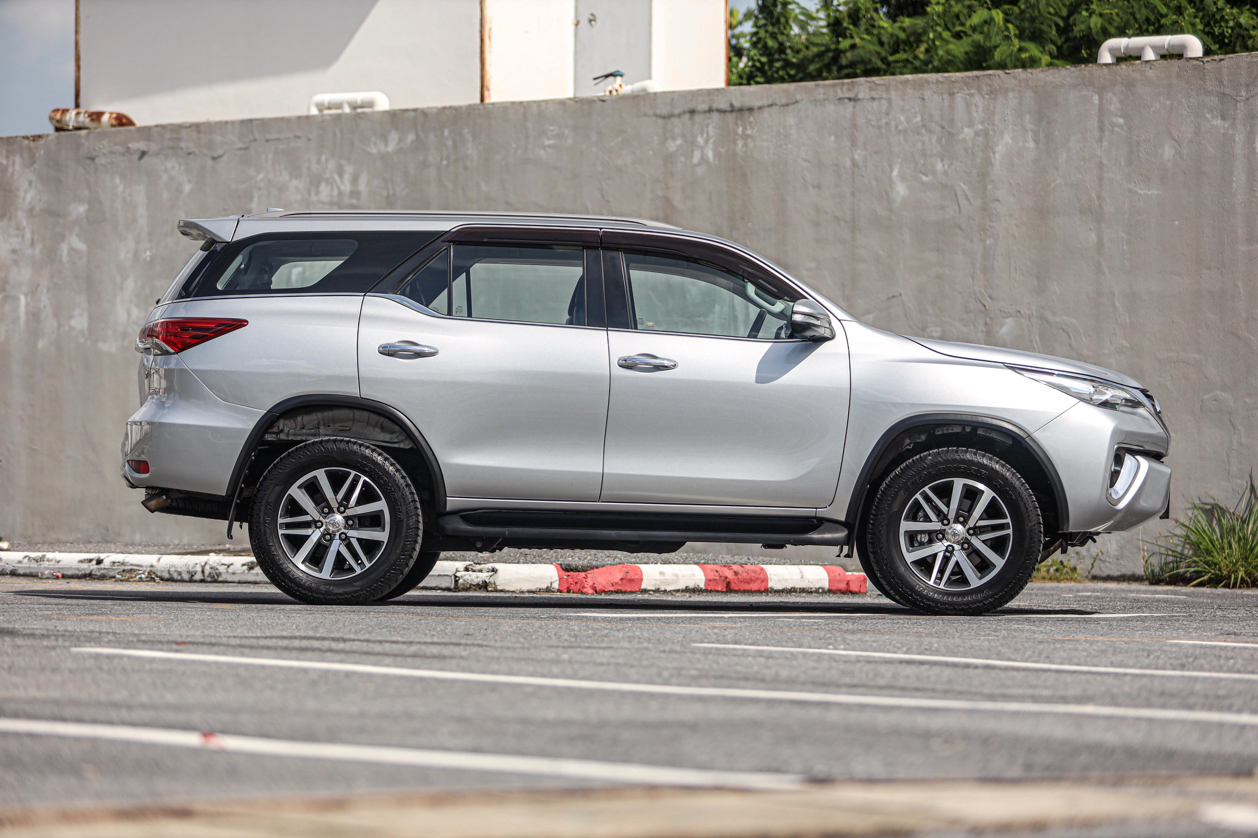 Toyota Fortuner 2.4 V 2WD PF-รถบ้านมือสอง