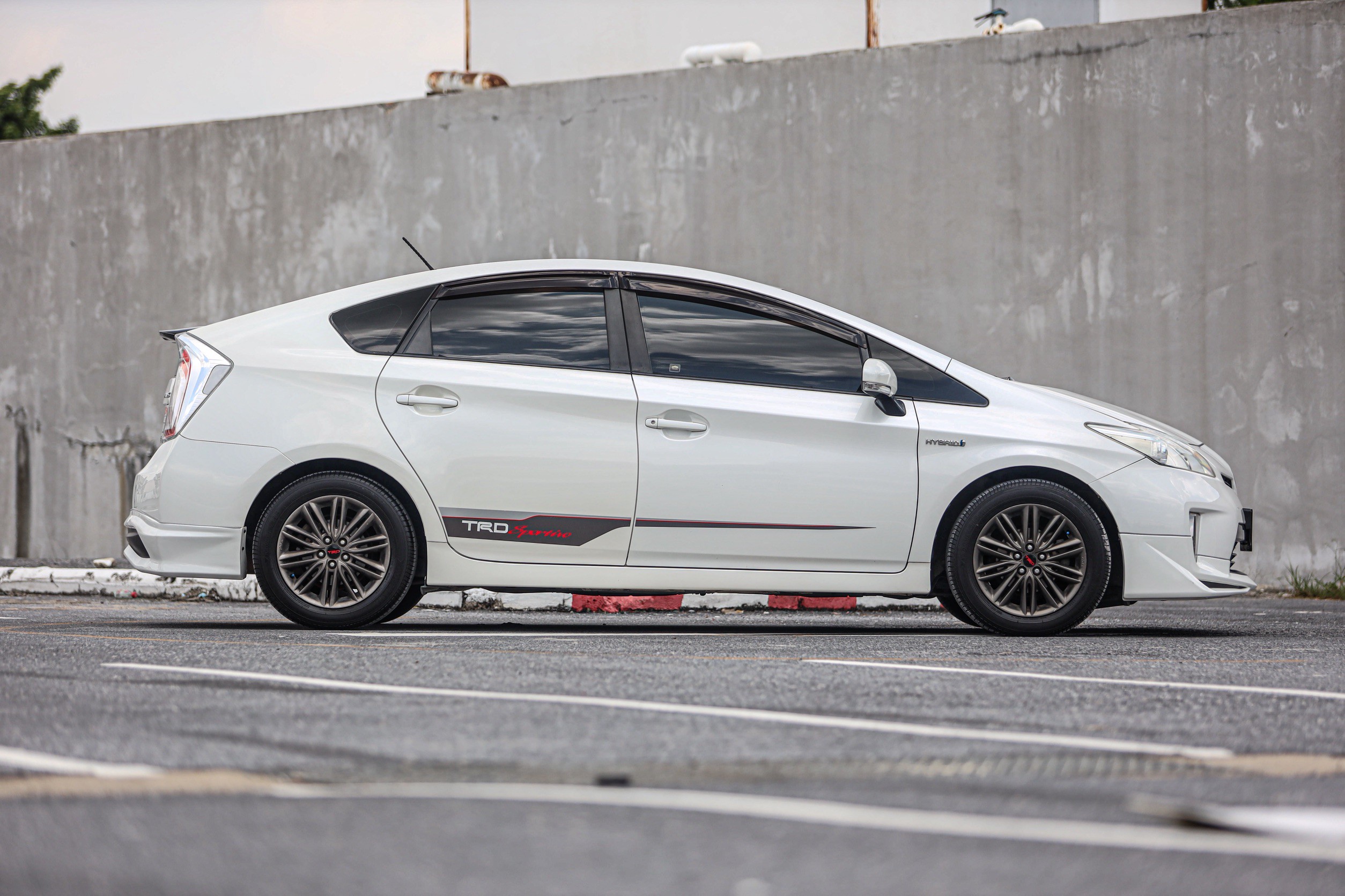 Toyota Prius 1.8 Hybrid TRD Sportivo PF-รถบ้านมือสอง