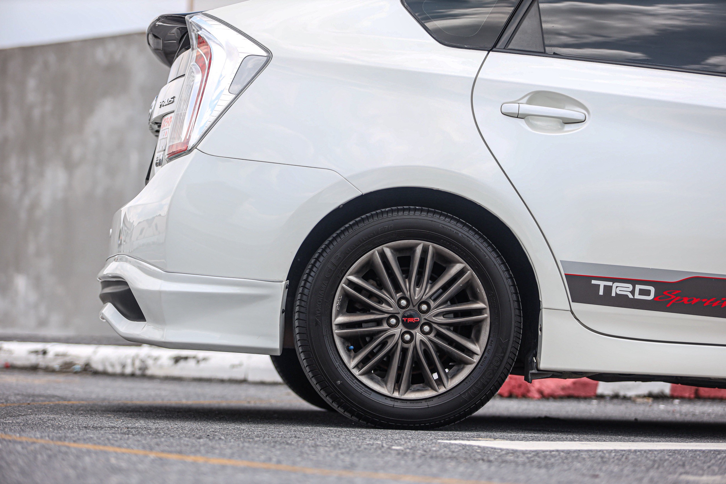 Toyota Prius 1.8 Hybrid TRD Sportivo PF-รถบ้านมือสอง