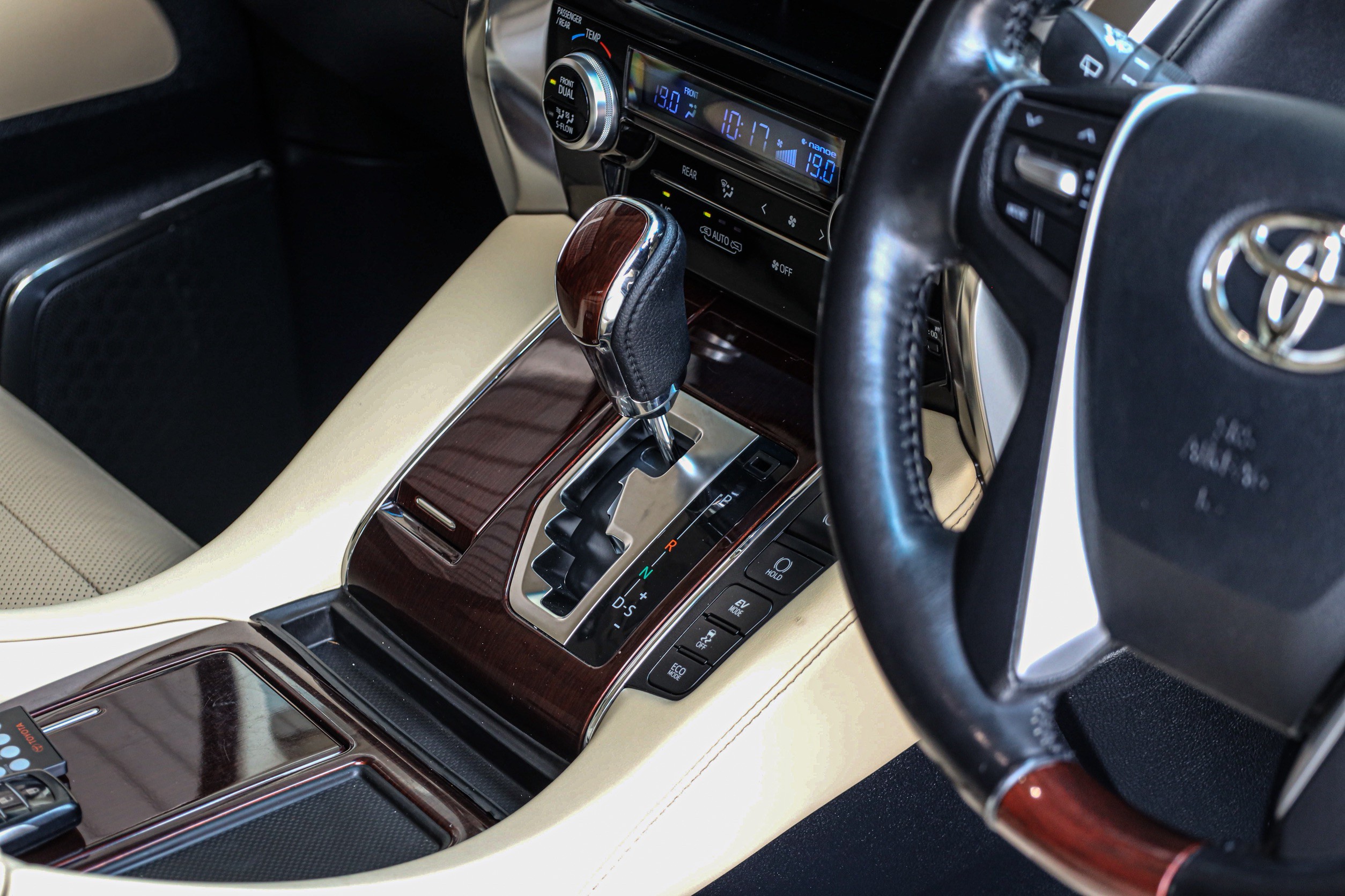 Toyota Alphard Hybrid SR C-Package E-Four PF-รถบ้านมือสอง