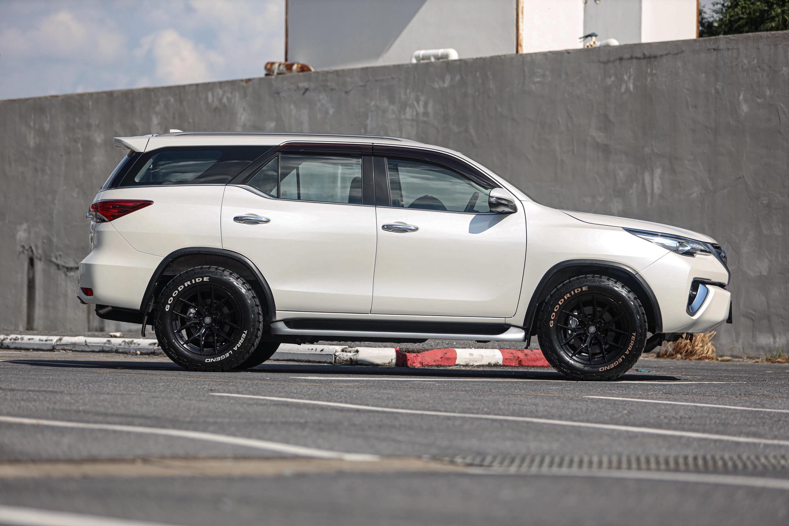 Toyota Fortuner 2.4 V 2WD PF-รถบ้านมือสอง