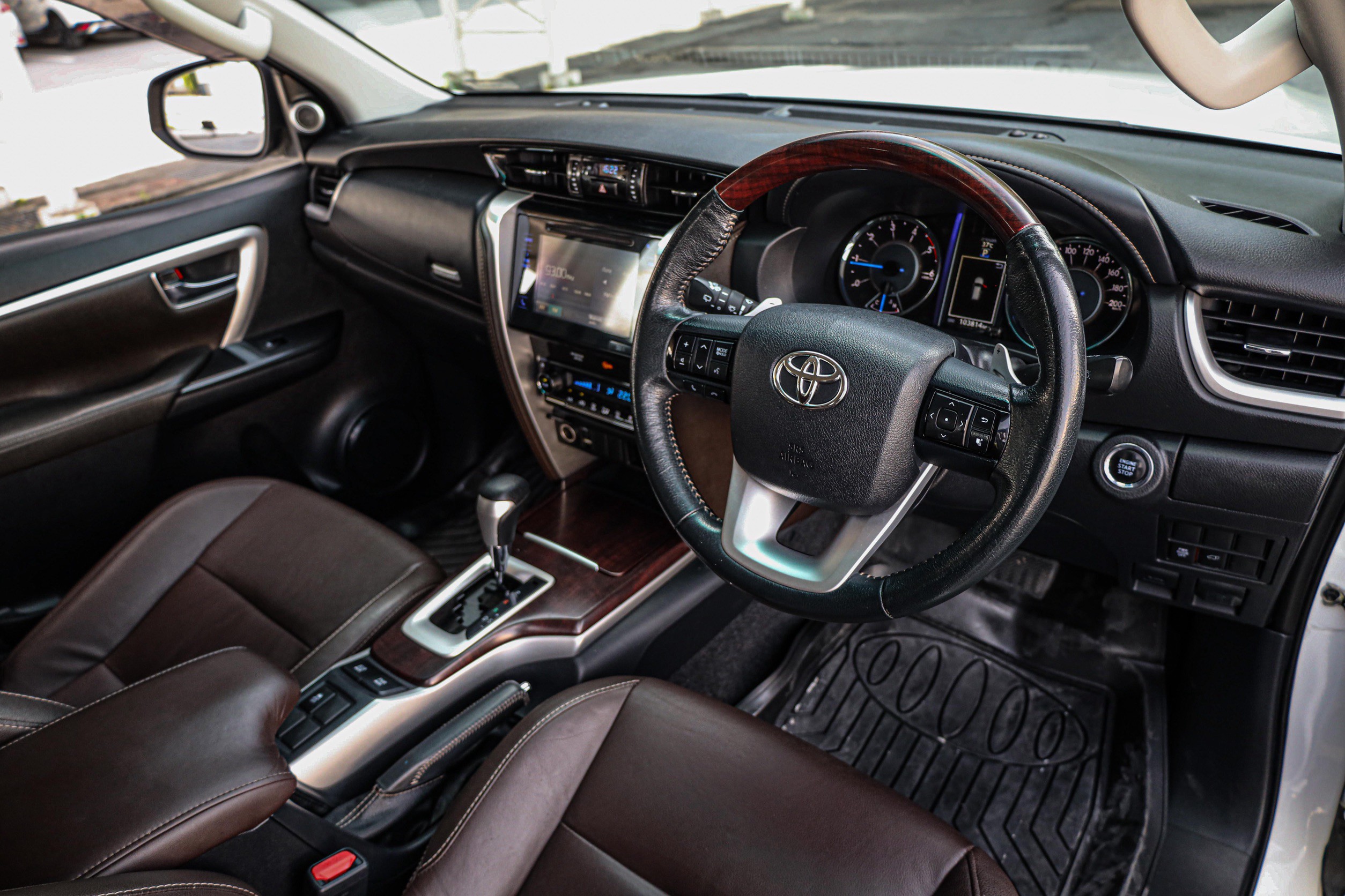 Toyota Fortuner 2.4 V 2WD PF-รถบ้านมือสอง