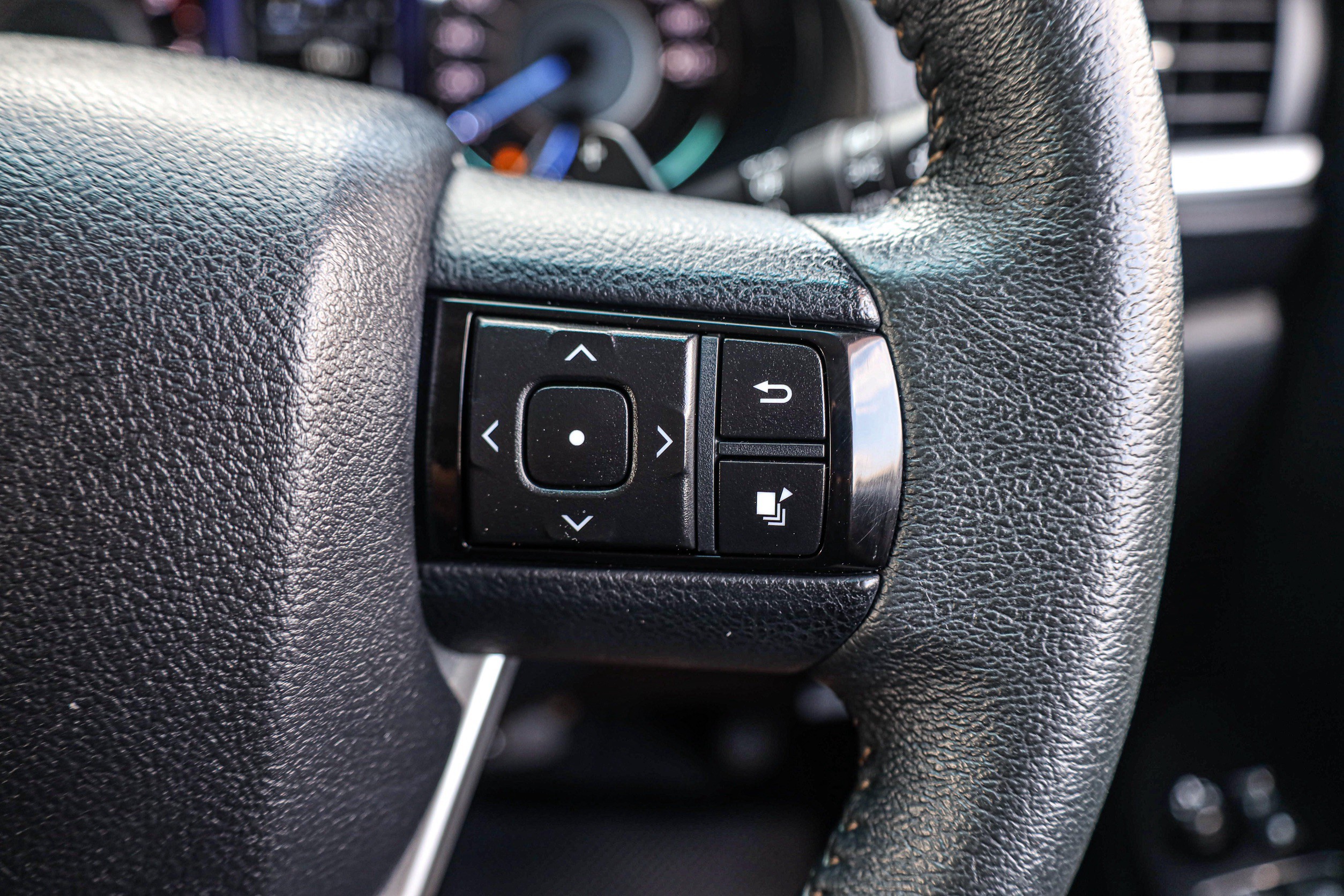 Toyota Fortuner 2.4 V 2WD PF-รถบ้านมือสอง